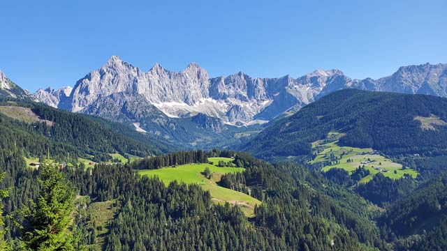 Blick vom Hotelbalkon in die Wolkenverhangenen Berggipfel
